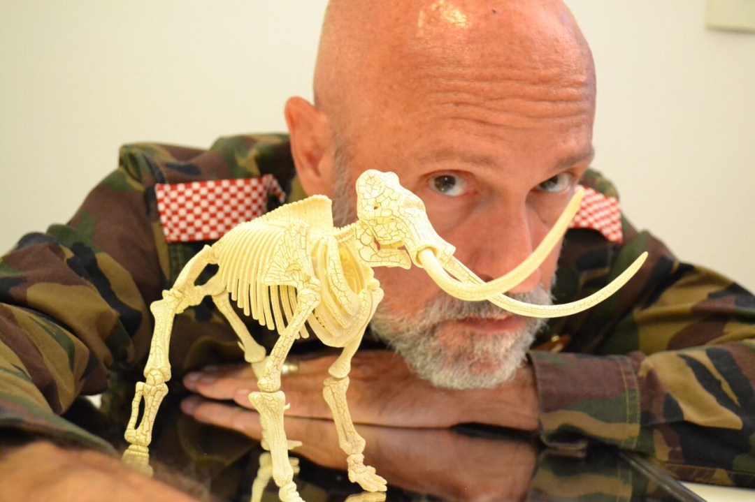 Gilberto Gawronski, por trás do miniesqueleto de Mastodonte vive