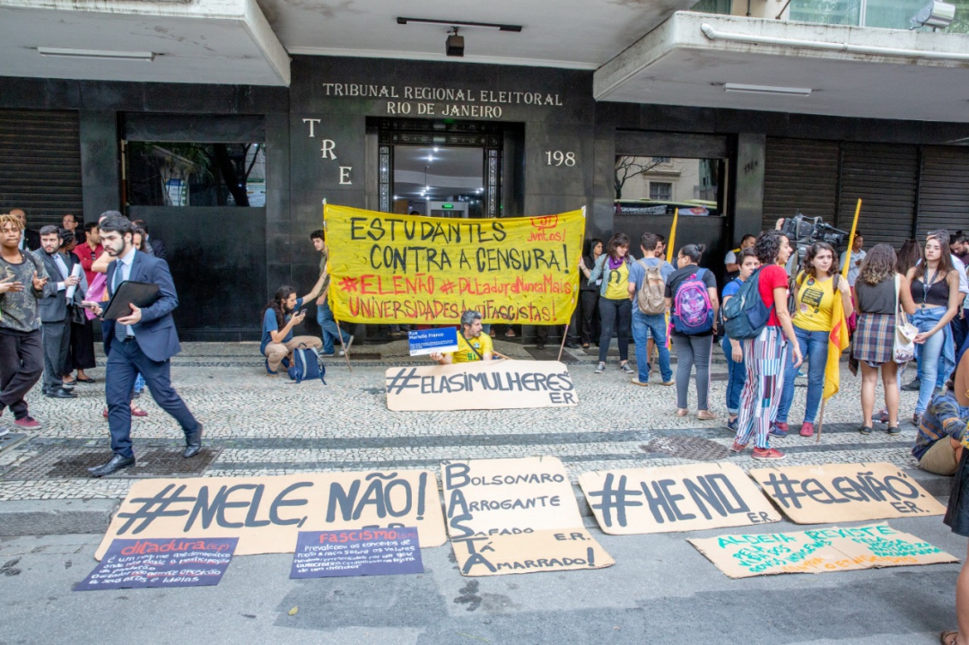 Manifestação no TRE(Foto: José Peres)