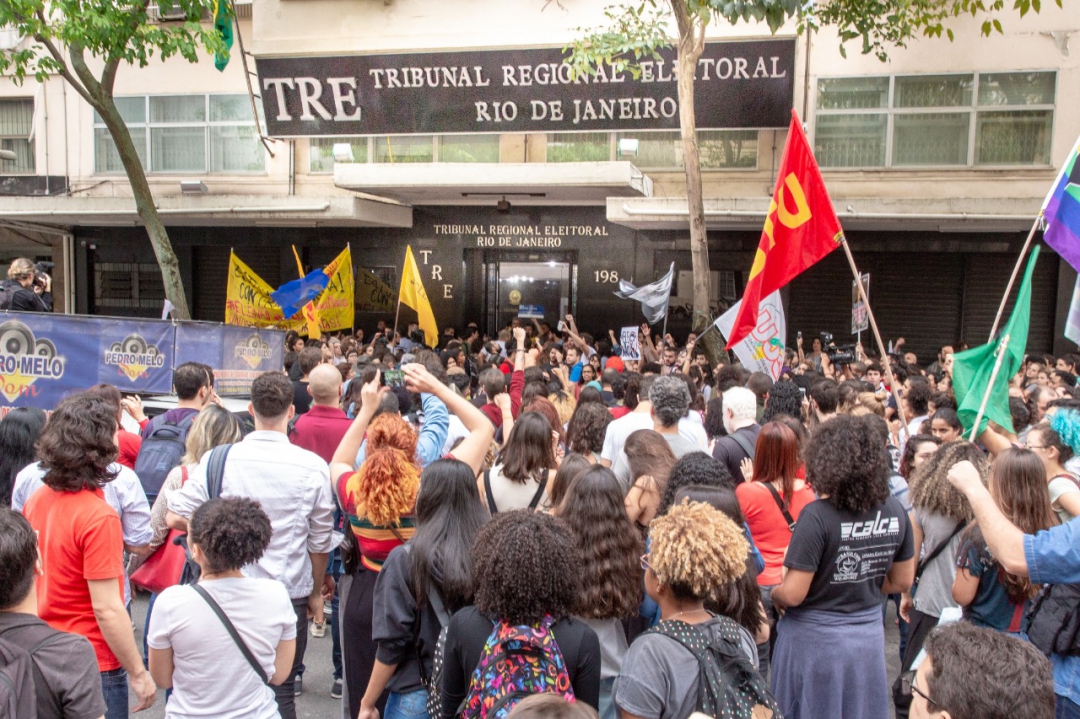 Manifestação no TRE(Foto: José Peres)
