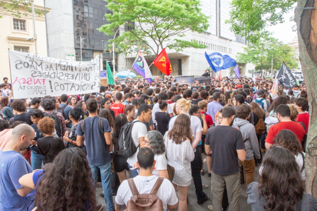 Manifestação no TRE(Foto: José Peres)