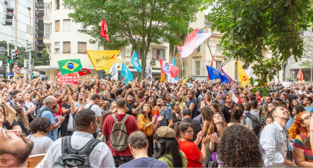Manifestação no TRE(Foto: José Peres)