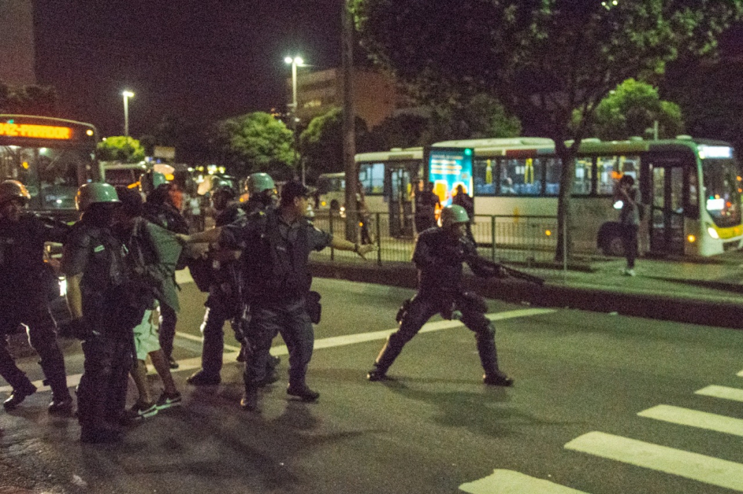 Repressão policial aos manifestantes(Foto: Bruno Kaiuca)
