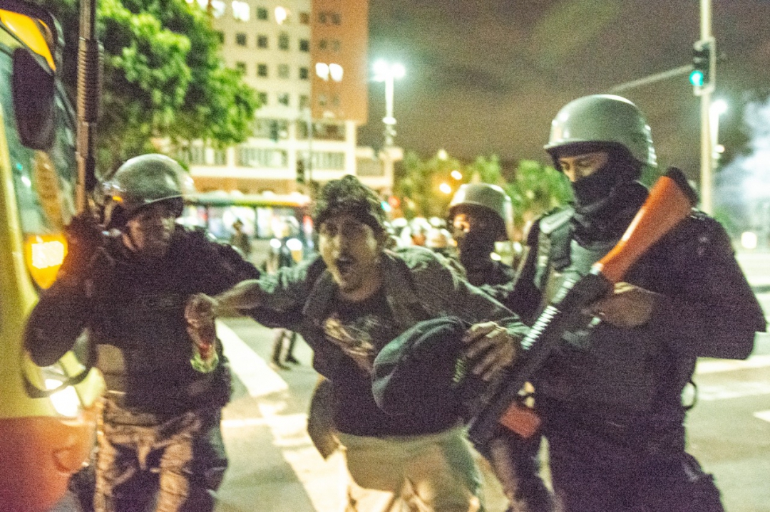 Repressão policial aos manifestantes(Foto: Bruno Kaiuca)