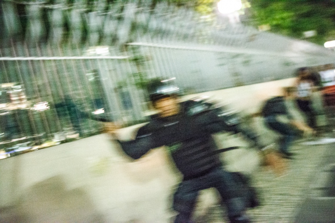 Policial do Batalhão de Choque corre com cassetete em direção ao fotógrafo do JORNAL DO BRASIL(Foto: Bruno Kaiuca)