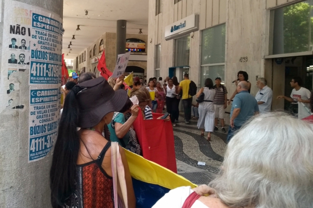 Manifestantes fazem ato pró-Maduro em frente a Consulado, no Rio (Foto: Lucas Rocha)