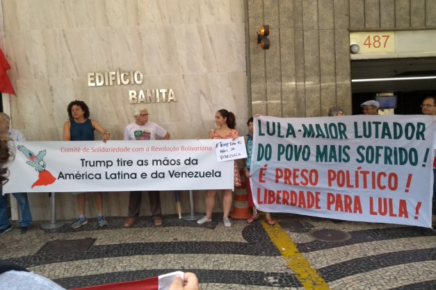 Manifestantes fazem ato pró-Maduro em frente a Consulado, no Rio (Foto: Lucas Rocha)