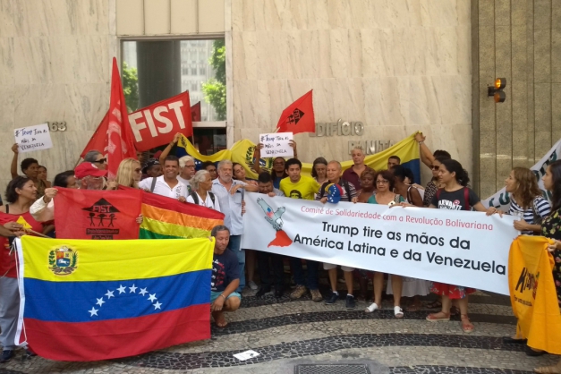 Manifestantes fazem ato pró-Maduro em frente a Consulado, no Rio (Foto: Lucas Rocha)