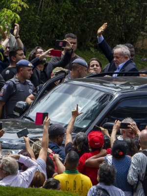 Lula deixa a carceragem para acompanhar velório de neto Macaque in the trees