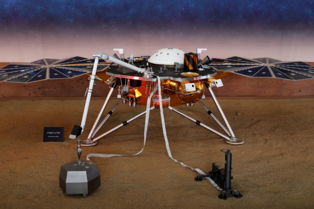 Modelo da sonda Insight, da NASA Macaque in the trees