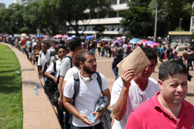Pessoas em fila para vagas de emprego em São Paulo Macaque in the trees