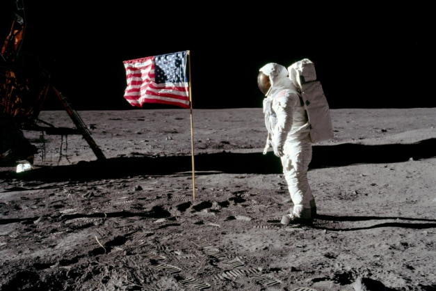 Astronauta Buzz Aldrin ao lado de bandeira dos EUA fincada na Lua Macaque in the trees
