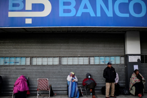 Fila para cobrar pensões ou aposentadoria em um banco em José C. Paz, em Buenos Aires Macaque in the trees