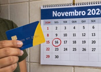 Cartão de benefício social diante do calendário de novembro com o dia 16 circulado.