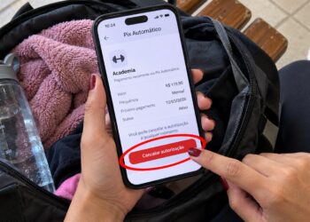 Celular mostra o botão para cancelar a autorização do Pix Automático da academia.
