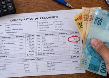 Contracheque mostra a linha de IRRF zerada.
