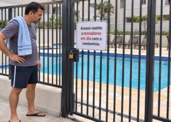 Cadeado impede o acesso à piscina do condomínio.