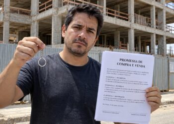 Obra inacabada e documentos de pagamento ilustram a compra de imóvel.