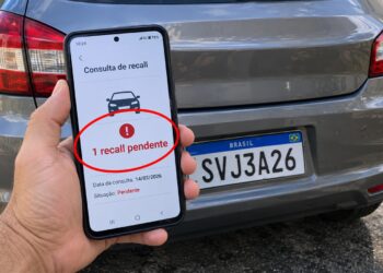 Aviso de recall acompanha documentos do veículo.