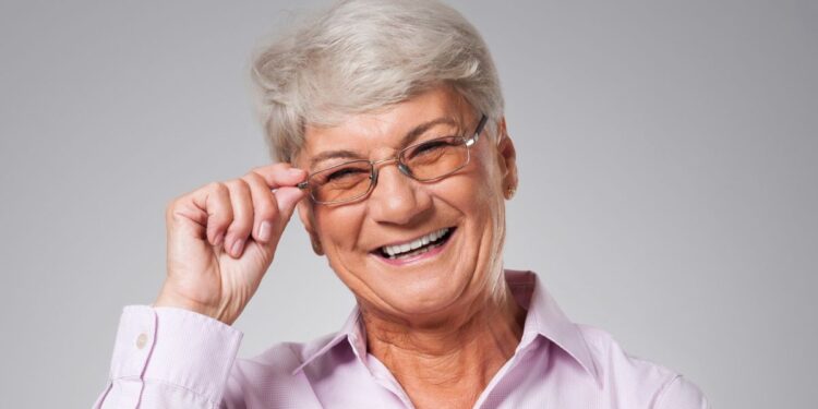 INSS adianta pagamento e vai fazer depósito extra aos aposentados