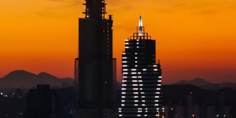 Maior prédio de Curitiba tem 50 andares e tem quase 200 m de altura