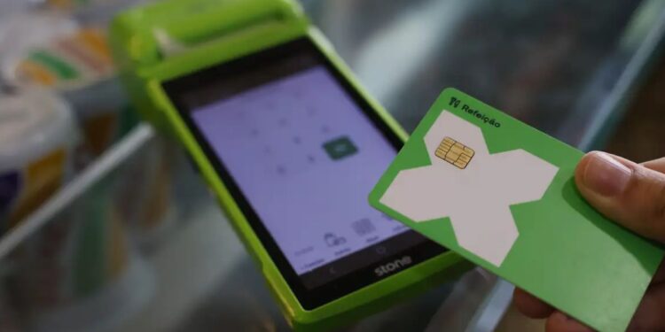 Cartão sendo utilizado em maquininha