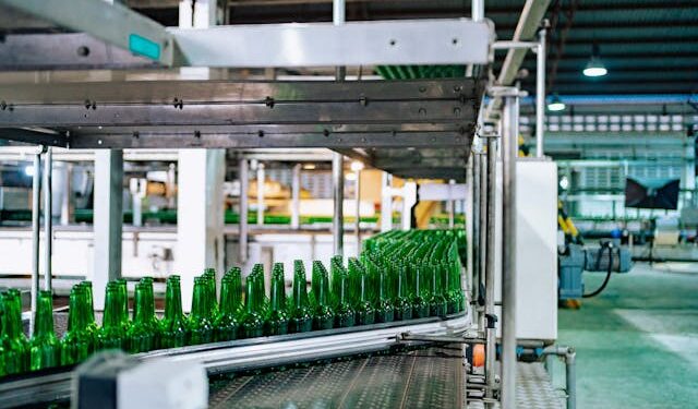 Maior fábrica de bebidas do Brasil produz mais de 10 bilhões de latas e fica em cidade do interior