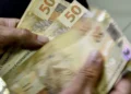 Lei aprovada define se empregadas domésticas recebem PIS