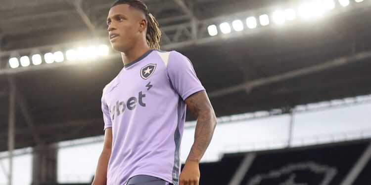 Enquanto recebe salário de R$ 950 mil no Botafogo, Danilo vai embolsar muito mais no Flamengo