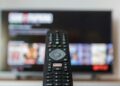 Melhor TV para assistir a Copa do Mundo tem 65 polegadas e transmissão em 4K