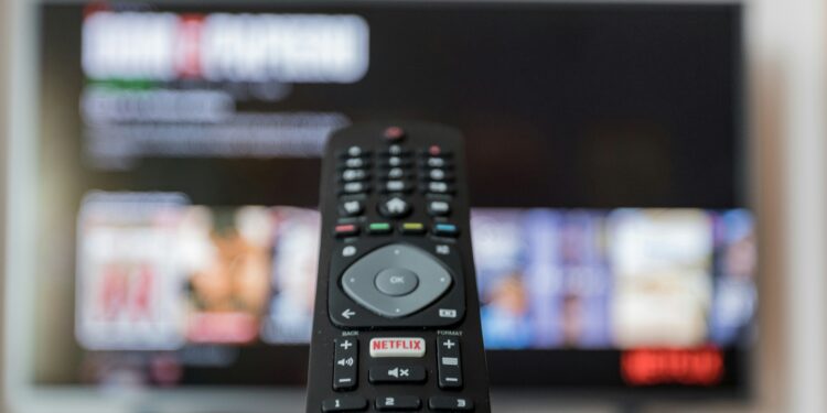 Melhor TV para assistir a Copa do Mundo tem 65 polegadas e transmissão em 4K