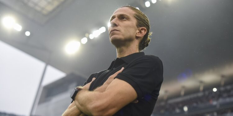 Após 3 meses longe do Flamengo, Filipe Luís decide seu futuro