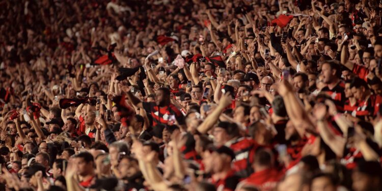 Ídolo do Flamengo confirma saída e anuncia demissão