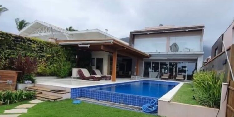 Com 5 suítes e sauna espaçosa, mansão de R$ 8 milhões foi colocada à venda por modelo famosa