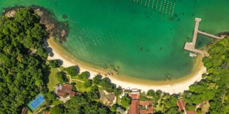Mansão mais cara do Rio de Janeiro tem 17 suítes e foi colocada à venda por R$ 100 milhões em 2023