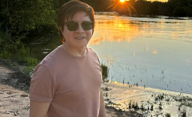 Irmão de Chitãozinho sumiu da mídia e comprou fazenda de luxo com lago particular