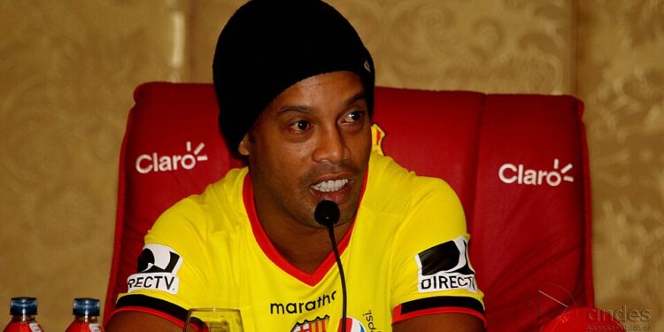 Ronaldinho Gaúcho retorna ao futebol e fechou contrato com maior do Brasil