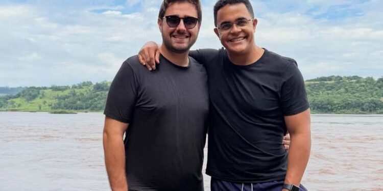 Aos 35 anos, apresentador da Globo assumiu relacionamento com um cirurgião-dentista há um ano