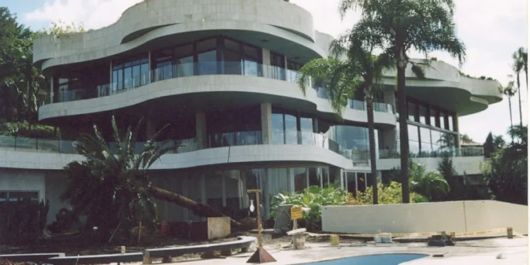 Maior mansão abandonada do Brasil intriga moradores há anos