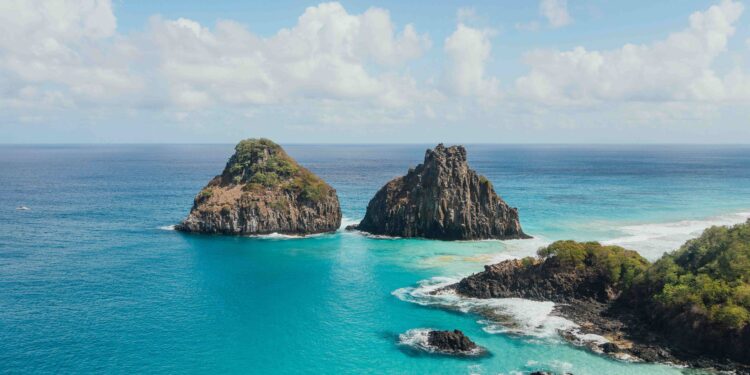 Caribe do Brasil reúne águas azuis, cristalinas e muita gente na praia