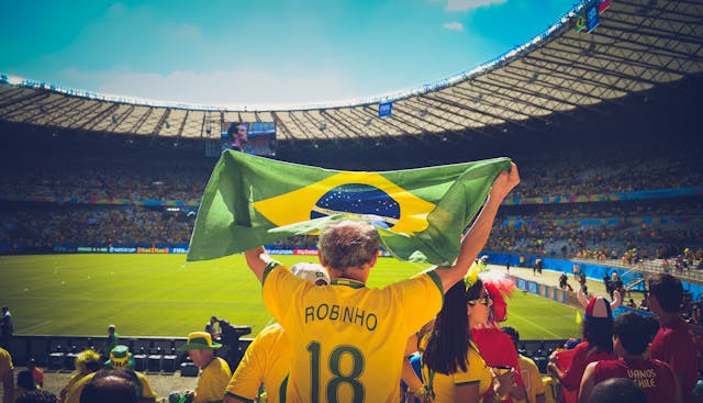 Lei trabalhista define se brasileiros vão ter folgas nos jogos do Brasil na Copa